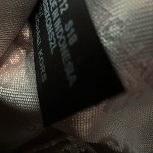 Michael kors cross body like brand new - Picture 6 of 16